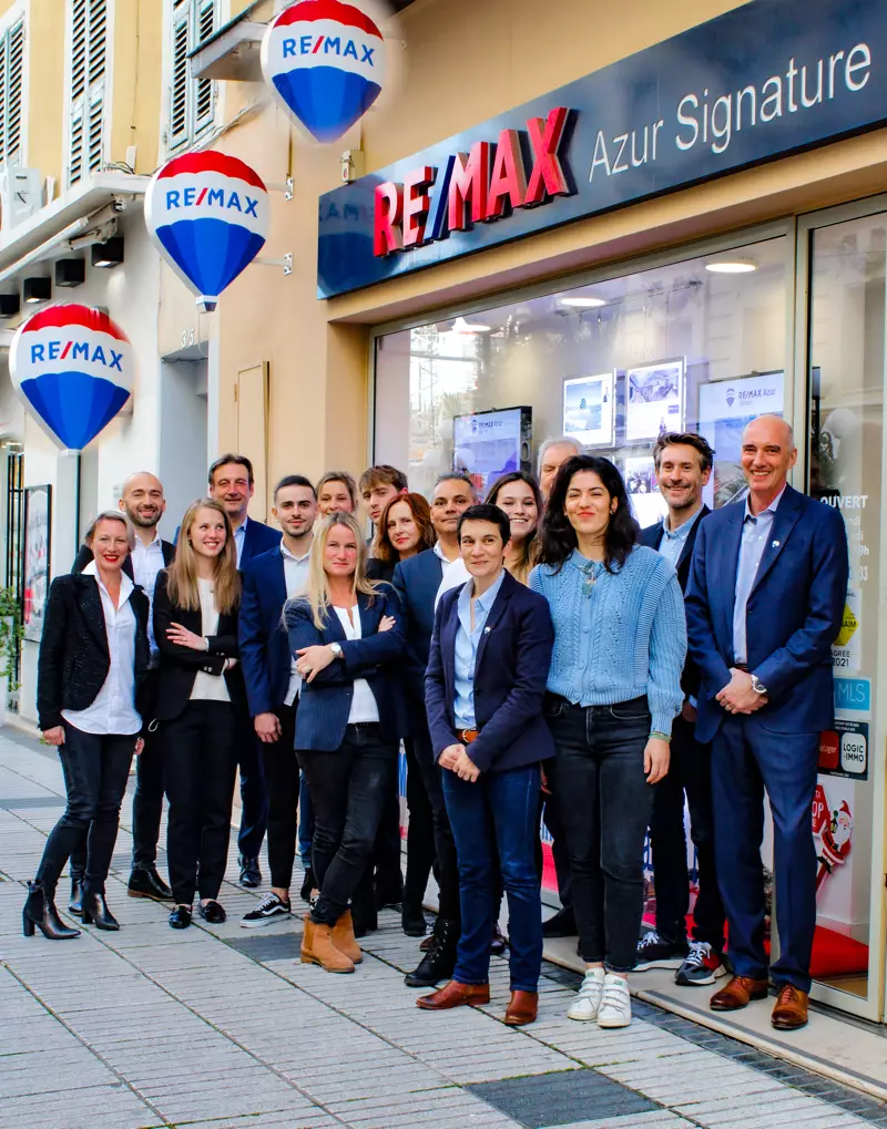 Equipe Remax Azur Signature à nice devant l'agence Immobilière